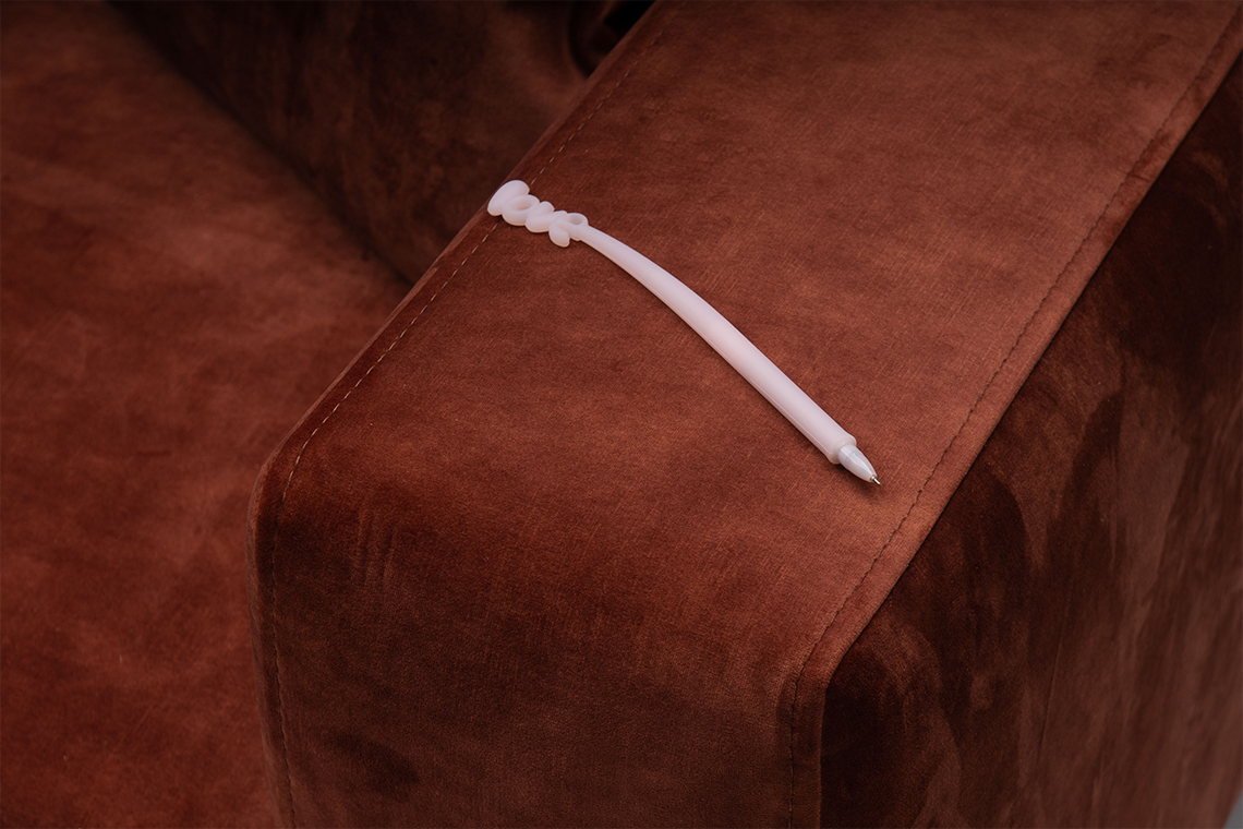 Czym usunąć ślady długopisu z kanapy?