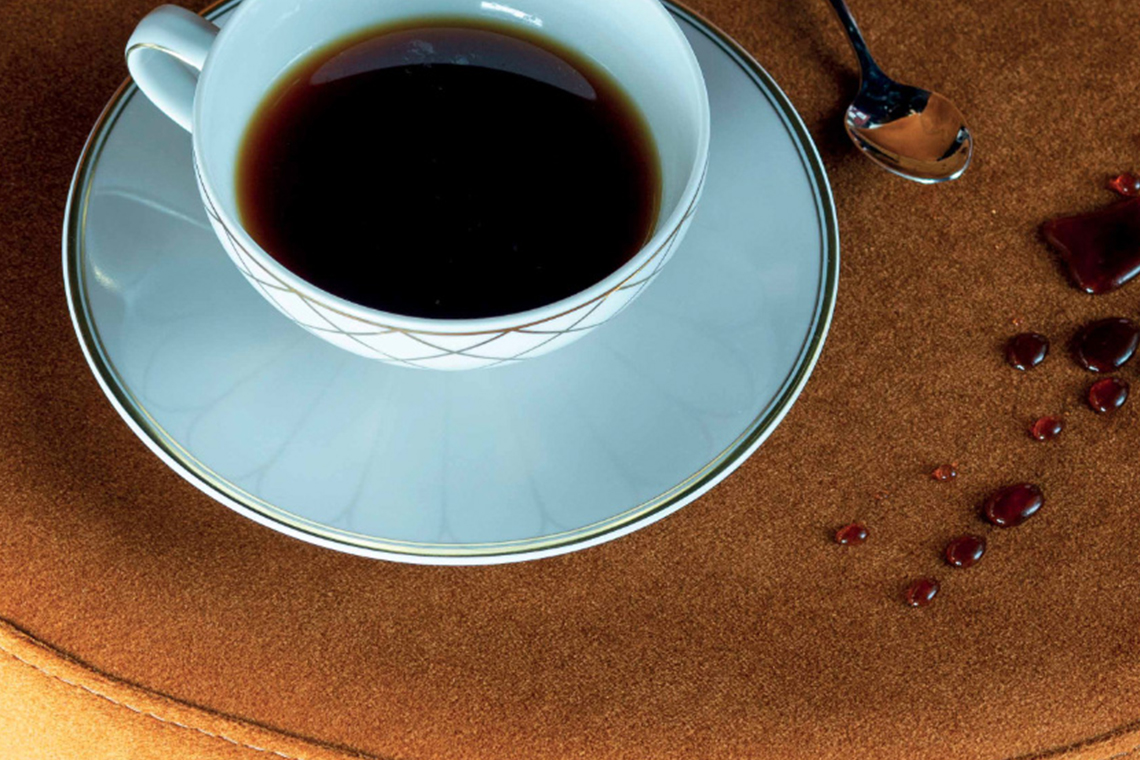 Jak usunąć plamy z kawy lub wina z fotela i kanapy?