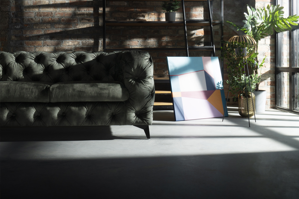 Co na ścianę w salonie? Sofy i narożniki do salonu