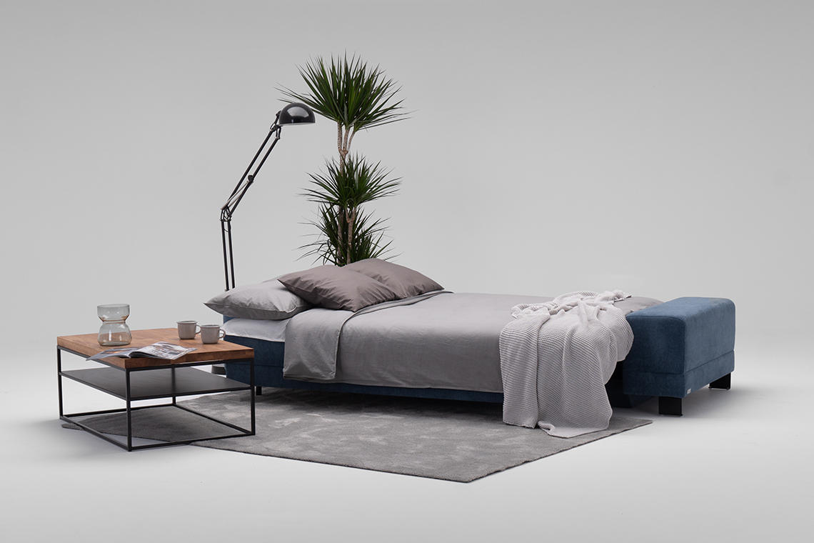 Jak urządzić mały salon w bloku? Postaw na sofę z funkcją spania