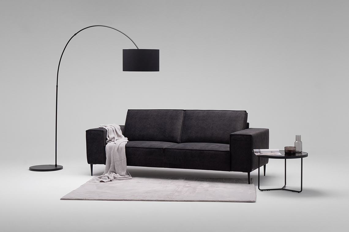 Kanapa na środku salonu, jaki model wybrać?