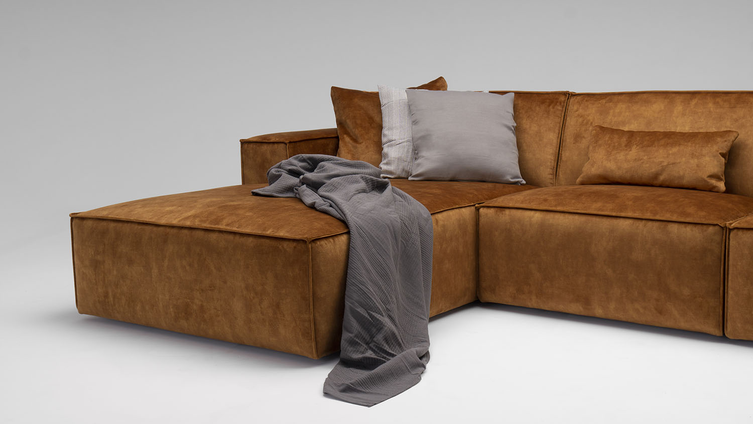 Jak ułożyć koc na narożniku?